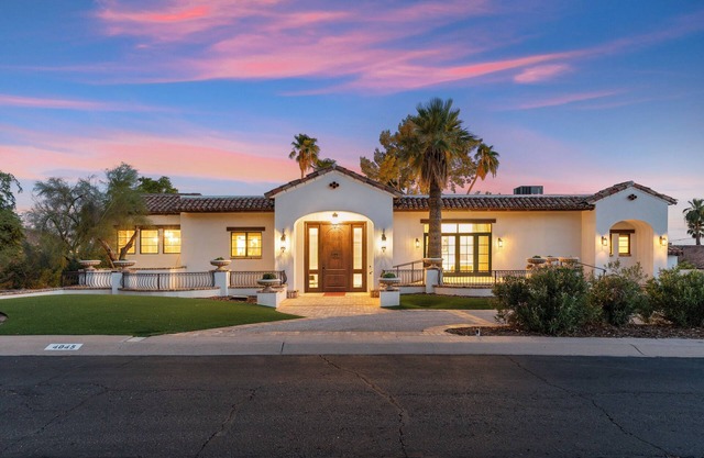 Luxurious Paradise Valley Mansion with a Private Pool