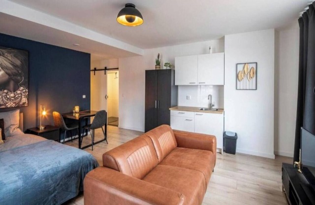 Luxurious room, newly renovated bathroom, free use of shared kitchen and washer.
