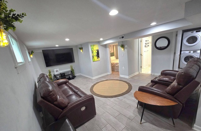 Luxurious, spacious, private access suite in MD, near DC, and VA's attractions.