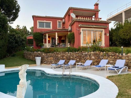 Luxurious Villa 6 Min from Beach with Sea Views