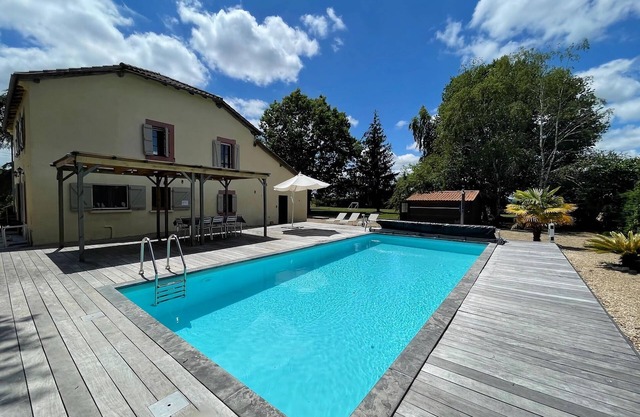 Luxurious Villa in Cazaubon with Swimming Pool