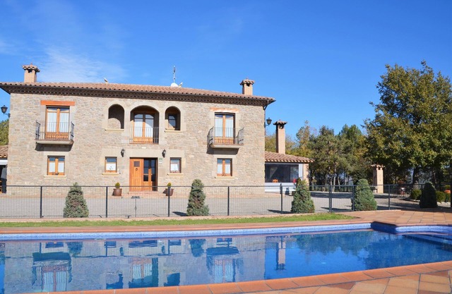 Luxurious villa of high standard with room for 20 persons. Large garden & pool
