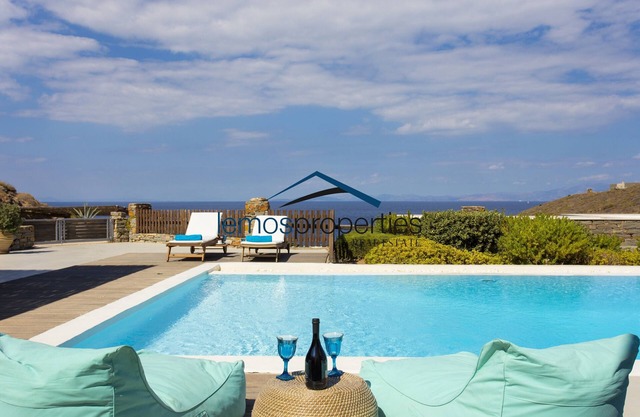 Luxurious villa with a swimming pool, sea view & direct access to the sea