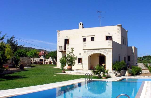 Luxurious villa with huge garden & private Heated pool in paradise environment