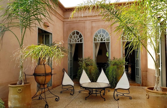 Luxurious Villa with Housekeeper - Private garden & swimming pool not overlooked