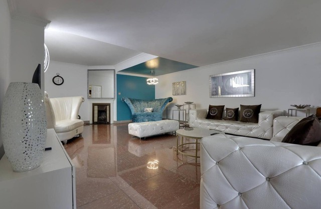 Luxurious West London Retreat With Hot Tubs & Easy Access to Central London