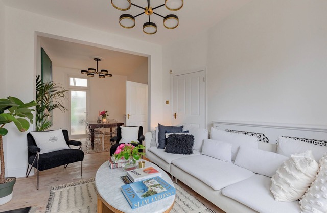 Luxuriously Curated 4BD Home, Stoke Newington