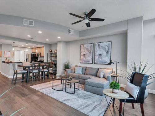 Luxury 1260sq ft 2 Bd 2BTH in DT