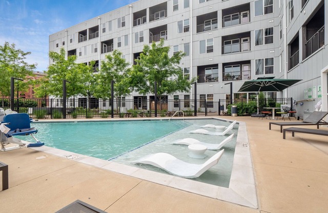 Luxury 1BD/1BR Apt in St. Louis-Pool| Gym| Free Parking!