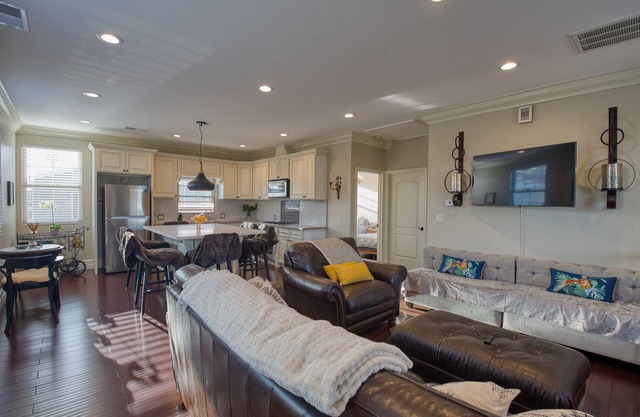 Luxury 2 bed 1 bath in nice neighborhood.
