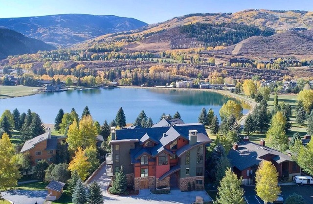 Luxury 2 bed, 2 bath condo minutes from the slopes and on the lake!