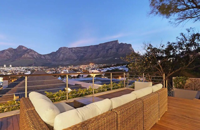 Luxury 2 bed Apartment l Pool + Mountain Views