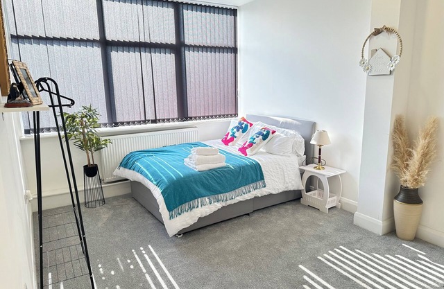 Luxury 2 bed flat with a kitchen and its family friendly too!