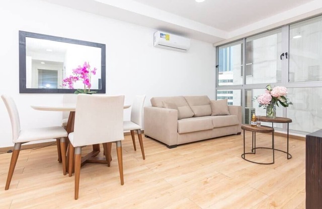 Luxury 2 bedroom apt free parking