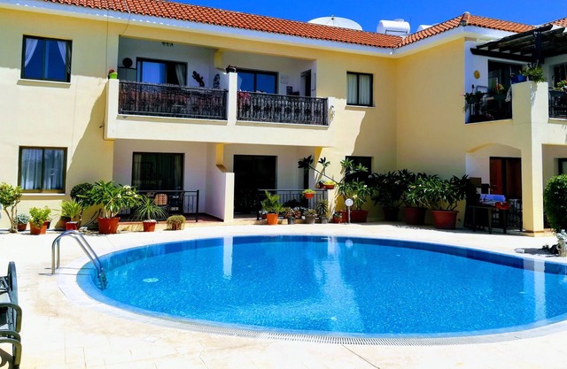 Luxury 2 Bedroom Apartment, 15 mins to Neofytos Monastry, Pool Lounge, Free WIFI