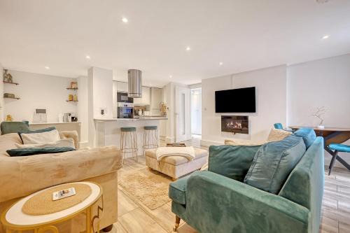 Luxury 2 Bedroom Apartment with Private Terrace & Parking - Wanstead, Escape London in London