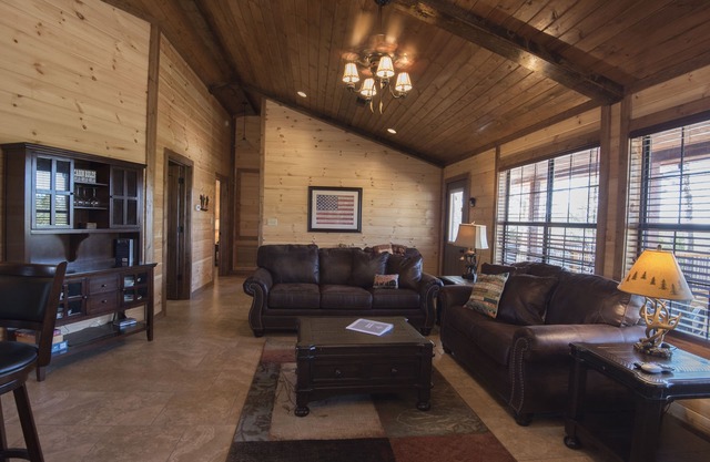 Luxury 2-BR Cabin on 4.8 acres From 2018 at Mt Fork River -10 Kayaks included!