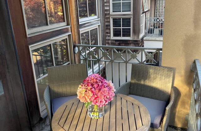 Luxury 2bd/2.5 bath fully furn townhome in best area near NW 23rd & trails.