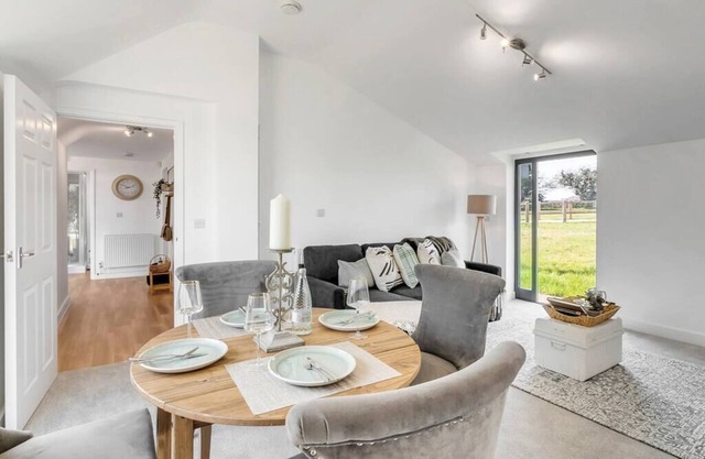 Luxury 2bed annex w/parking & outside space