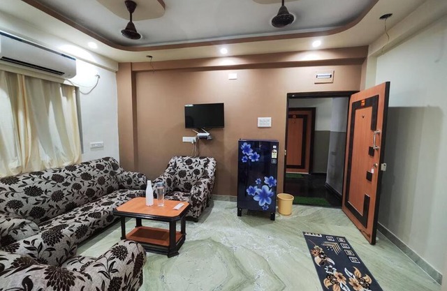 Luxury 2BHK, 10 mins from Acropolis Mall Kasba