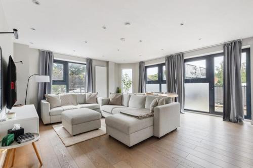Luxury 2BR Apt with Terrace, Close to London Bridge - Perfect for Long Stays