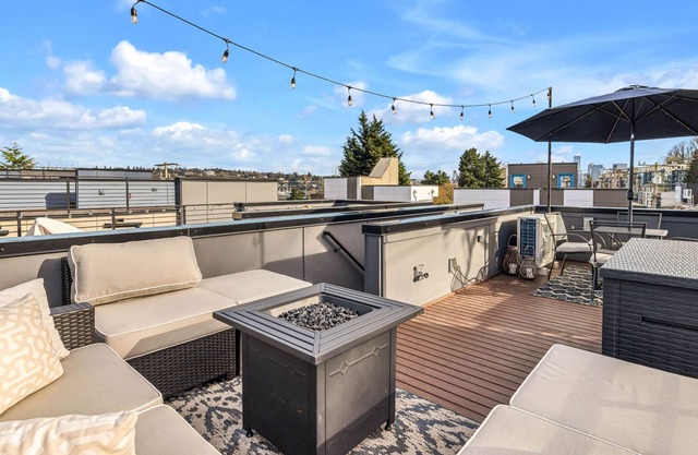 Luxury 2BR Townhouse - Private Patio, Lake Union