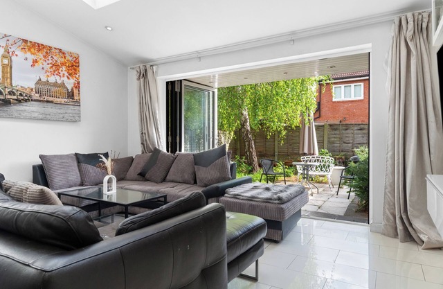 Luxury 3 Bed Shard View House! Private parking,Garden, on Door step of the city!