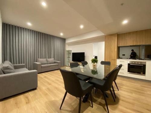 Luxury 3 BR Apt with Pool-Gym-Sauna-Steam Room