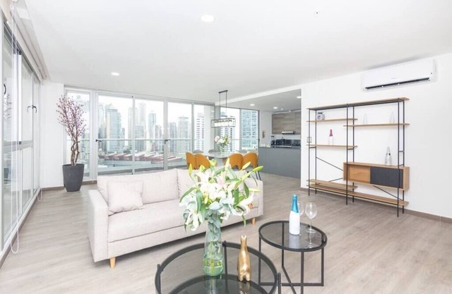 Luxury 3 BR penthouse free parking view