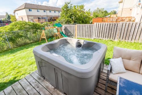 Luxury 3BR 2BA Townhome with Private HOT TUB, Gym, BBQ by GLOBALSTAY
