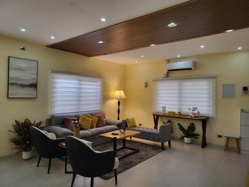 Luxury 3BR Villa w Plunge Pool near SM Batangas City- Instagram-Worthy!