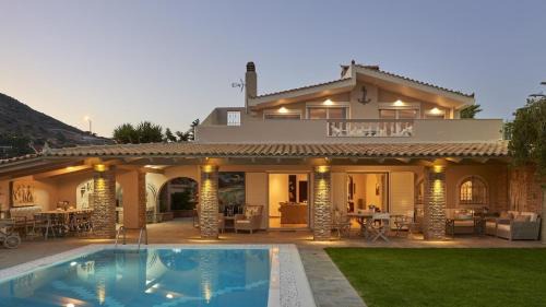 Luxury 4 Bdrm Villa with Pvt Pool on the beach