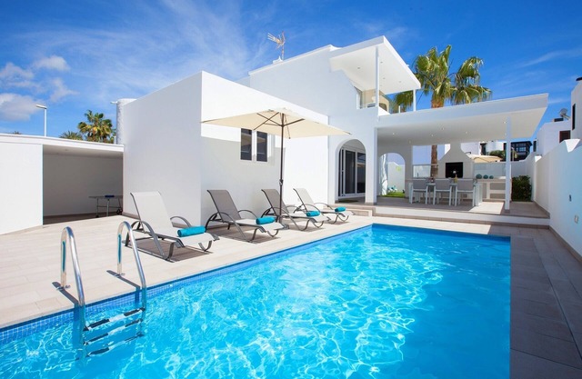 Luxury 4 bed, 3 bath villa in central Puerto del Carmen with free WiFi & Air Con