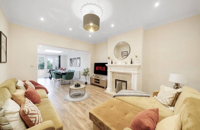 Luxury 4 Bed house in Wembley - Garden