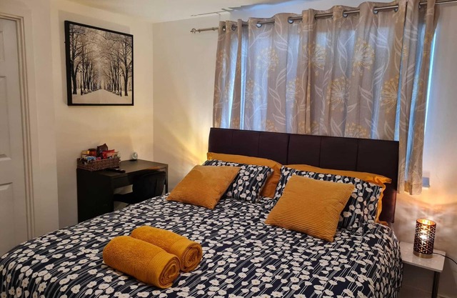 Luxury 4-Bedroom Whole House (Private Baths, modern Kitchen, Free Parking, WiFi)