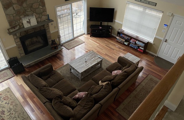 Luxury 4BR Chalet-5 Mins. to Pool/Lake/Ski-Game Room in Basement