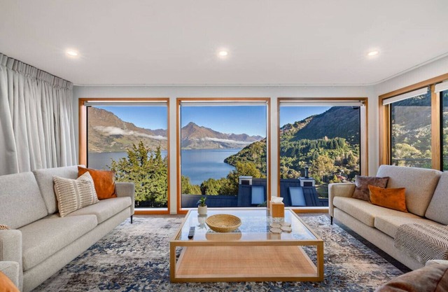 Luxury 4BR Home - Spa, Views & Pool Table