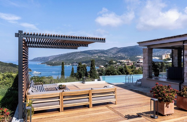 Luxury 4BR Villa Xris infinity pool, hot tub, Ionian view & private beach access