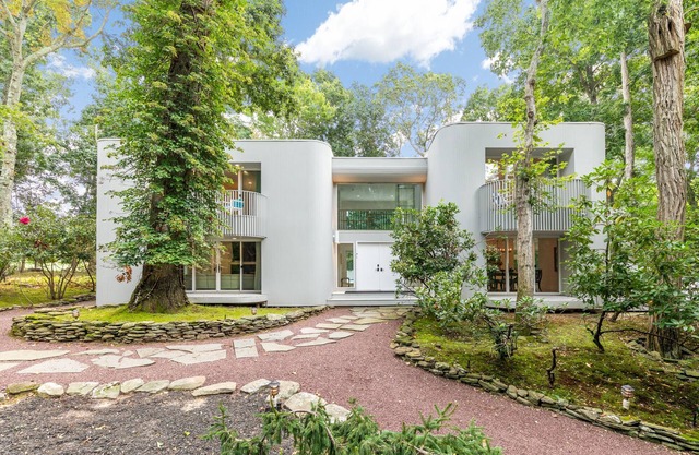 Luxury - 5 bdrs, 6 baths, Tennis Crt, Heated Pool, Basketball, Hot tub, 2.4 acrs