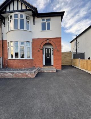 Luxury 5 Bed Home Near Royal Shrewsbury Hospital