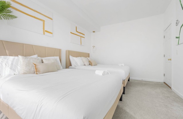 Luxury 5BR Massive Home NYC Free Parking + Office