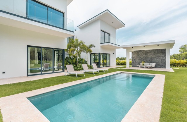 Luxury 5BR Villa w/Pool, BBQ & Maid in Caleton