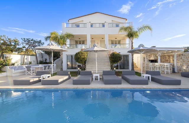 Luxury 6 Bedroom Villa, Family-friendly, 45 m2 Private Heated Pool, Jacuzzi