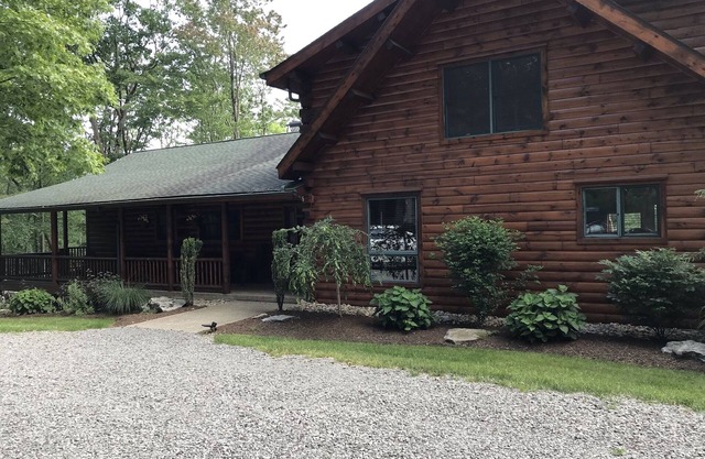 Luxury 6 bedroom Log Home w/HOT TUB/close to 7 Springs & Hidden Valley Resorts