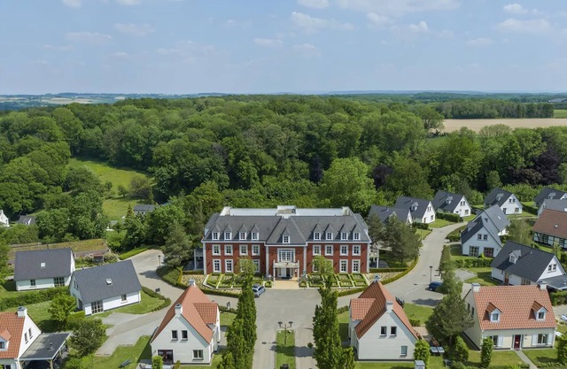 Luxury 6-person villa in the holiday park Landal Kasteeldomein De Cauberg