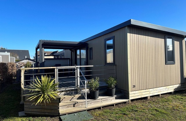 Luxury 6-Person Mobile Home, 200m from Beach, with Pool, Fitness Room, and WiFi