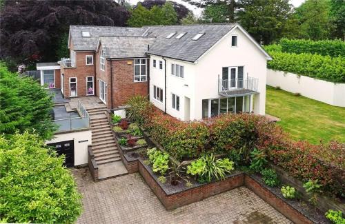 Luxury 8- bed Mansion in Prestigious Alderley Edge