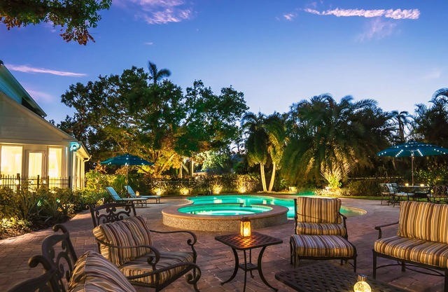 Luxury and Magical 4bd Villa w/ Pool and Spa! Min 30 Days