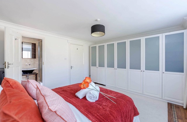 LUXURY AND SPACIOUS 4 BEDS FOR THE LARGER GROUPS