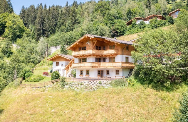 Luxury apartment in Saalbach Hinterglemm near ski lift